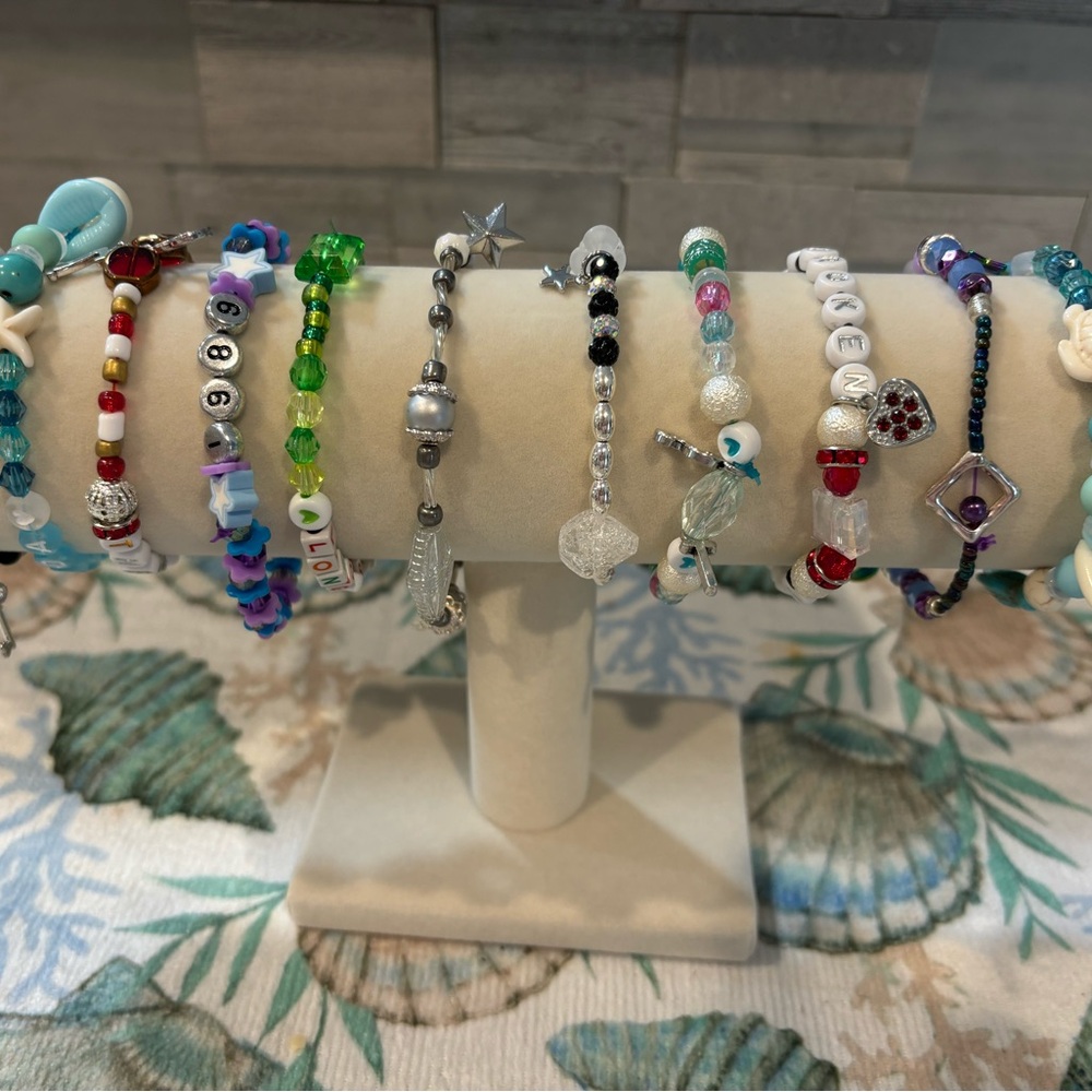 Taylor Swift friendship bracelets